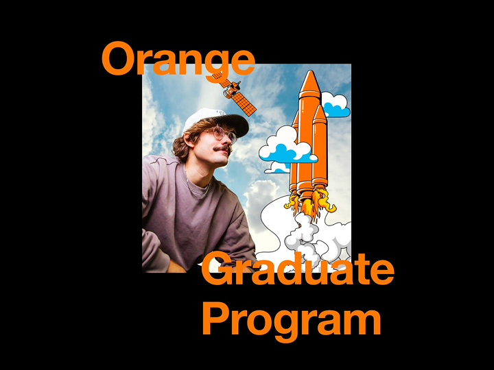 Grafika na czarnym tle promująca Orange Graduate Program: duży pomarańczowy napis „Orange” u góry, a w centrum kolaż — młody mężczyzna w czapce i okularach patrzy w górę, obok rysunkowa pomarańczowa rakieta startująca w chmurach dymu oraz mały satelita. Na dole duży napis „Graduate Program”, hashtag #PrzyszłośćTuJest i tekst: „Odważ się dołączyć do 3-letniej, międzynarodowej podróży przez rozwój i doświadczenia”. W prawym górnym rogu pomarańczowe logo z napisem „tu jest”.