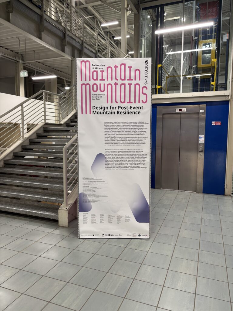 Dokumentacja wystawy „Maintain Mountains – Design for Post-Event Mountain Resilience” na Politecnico di Milano: plansze projektowe „The Vertical Atlas”, model topograficzny z warstwowymi poziomicami oraz przestrzeń ekspozycyjna z dużymi banerami i instalacją w industrialnym wnętrzu kampusu.