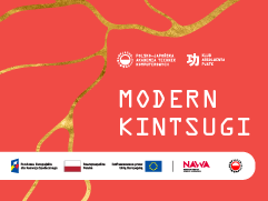 Grafika promocyjna w kolorze czerwonym z motywem złotych pęknięć inspirowanych sztuką kintsugi. Na środku widnieje napis „Modern Kintsugi”, a u góry logotypy PJATK i partnerów projektu. Na dole znajdują się logotypy instytucji współfinansujących, w tym Narodowej Agencji Wymiany Akademickiej i Unii Europejskiej.
