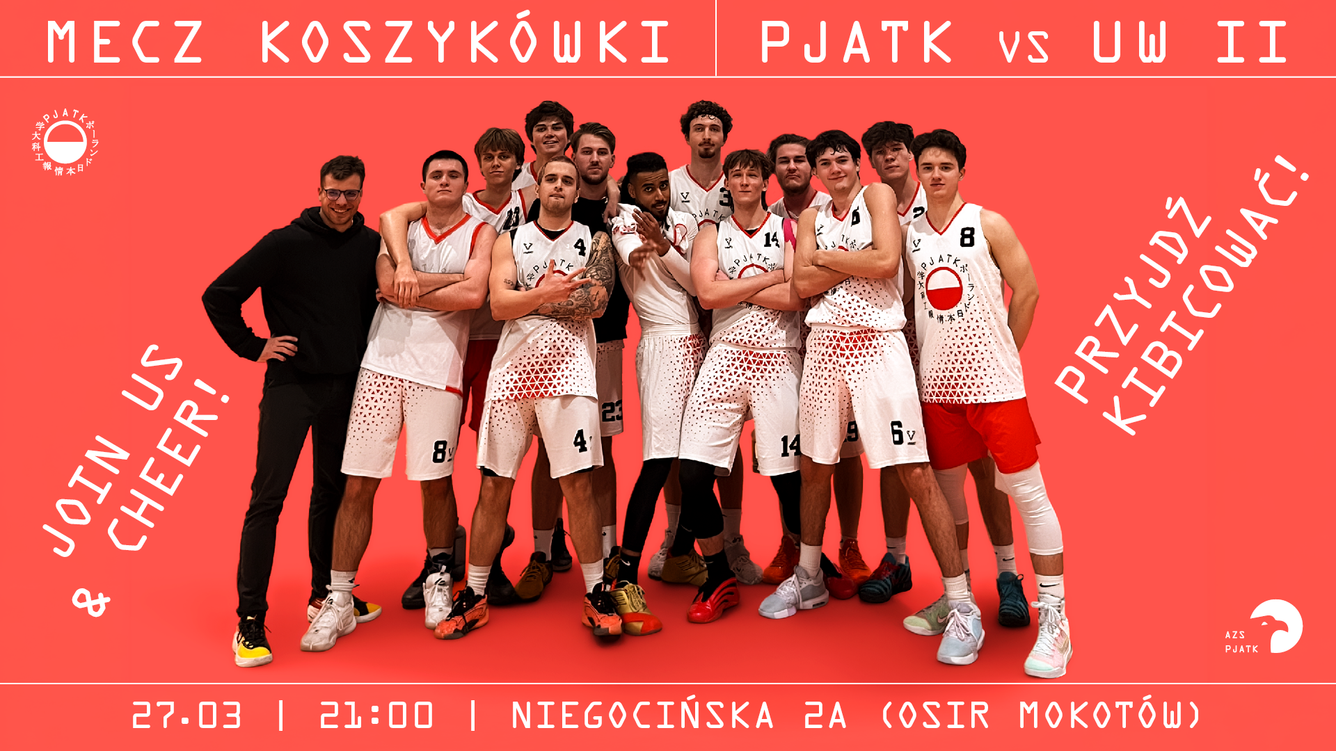 Mecz koszykówki PJATK vs UW II – plakat promocyjny z drużyną PJATK w białych strojach stojącą razem na czerwonym tle, obok trener. Informacje: „Join us & cheer!”, „Przyjdź kibicować!”, data 27.03, godz. 21.00, miejsce: Niegocińska 2A (OSiR Mokotów).