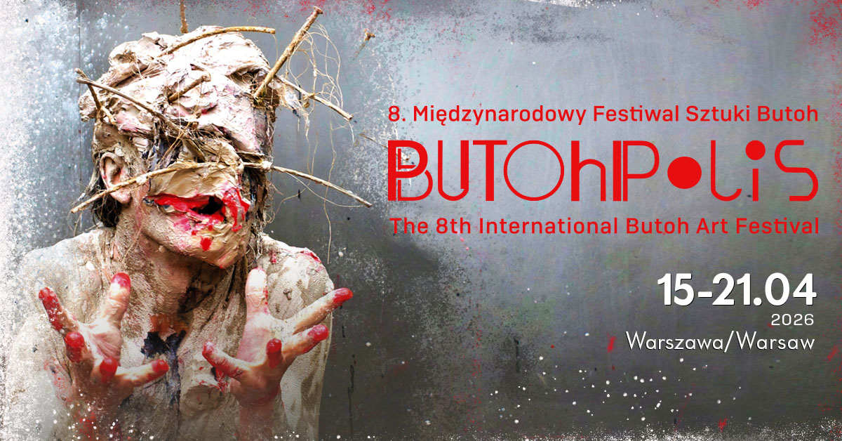 Plakat 8. Międzynarodowego Festiwalu Sztuki Butoh BUTOHPOLIS. Na tle szarej, fakturowanej powierzchni widoczna jest postać performera pokryta błotem, farbą i elementami natury (gałęzie, ziemia), z wyciągniętymi w stronę widza dłońmi. U góry czerwony napis „BUTOHPOLIS” oraz „The 8th International Butoh Art Festival”. Na dole informacja o dacie: 15–21 kwietnia 2026, Warszawa/Warsaw. W dolnej części znajdują się logotypy organizatorów i partnerów oraz kod QR i adres Facebooka festiwalu.