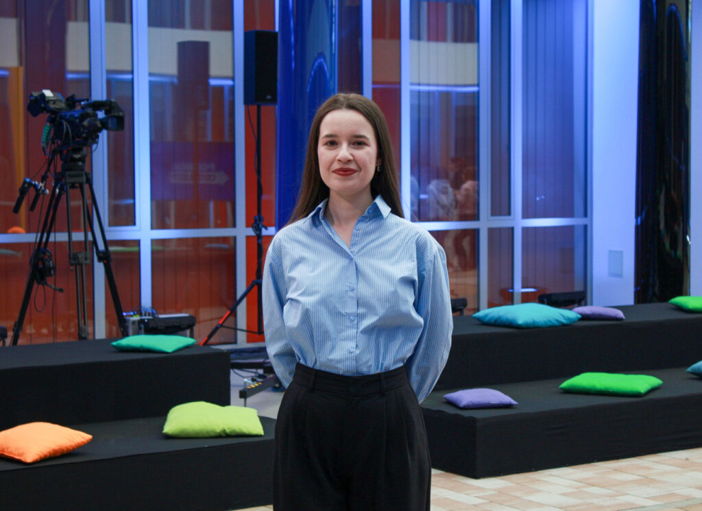 (portret studentki) Studentka uczestnicząca w debacie „Polska. Co dalej?” stoi w przestrzeni wydarzenia.