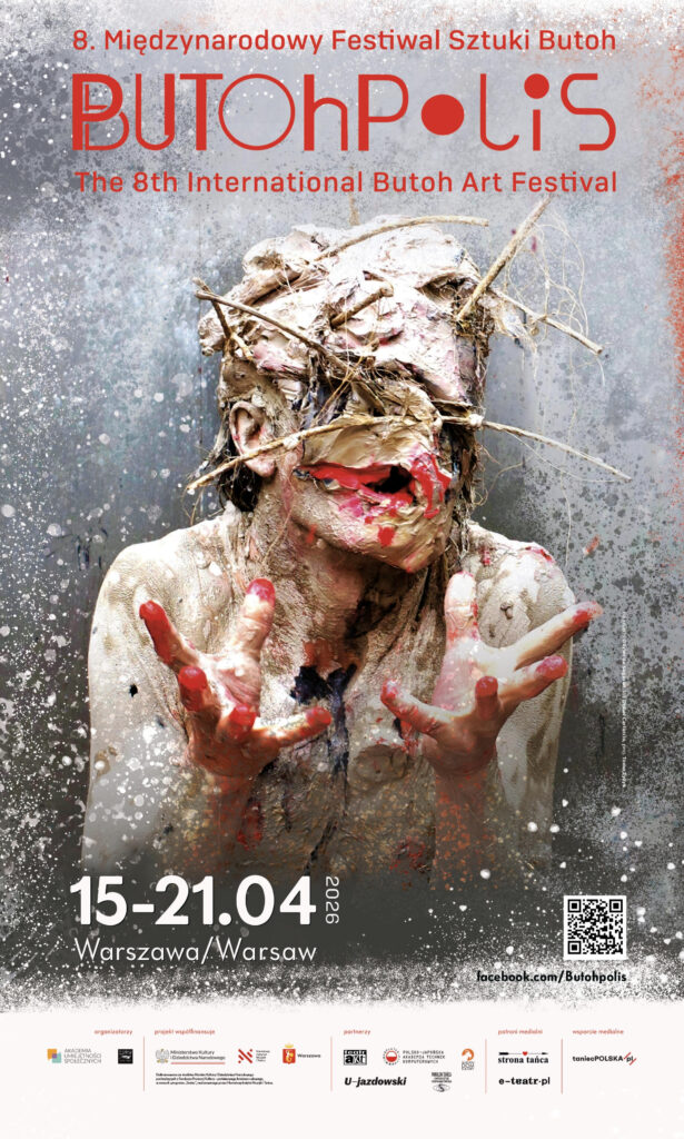 Plakat 8. Międzynarodowego Festiwalu Sztuki Butoh BUTOHPOLIS. Na tle szarej, fakturowanej powierzchni widoczna jest postać performera pokryta błotem, farbą i elementami natury (gałęzie, ziemia), z wyciągniętymi w stronę widza dłońmi. U góry czerwony napis „BUTOHPOLIS” oraz „The 8th International Butoh Art Festival”. Na dole informacja o dacie: 15–21 kwietnia 2026, Warszawa/Warsaw. W dolnej części znajdują się logotypy organizatorów i partnerów oraz kod QR i adres Facebooka festiwalu.