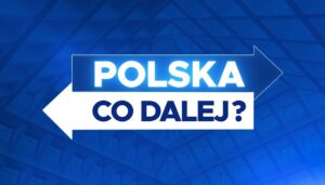 Baner programu „Polska. Co dalej?” z białym i niebieskim napisem na niebieskim tle z geometrycznym wzorem oraz strzałkami skierowanymi w przeciwnych kierunkach.