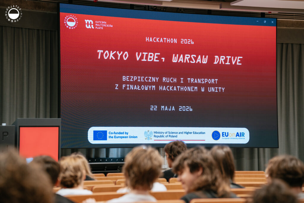 Zdjęcia z wydarzenia „Tokyo vibe, Warsaw drive” w PJATK. Uczestnicy biorą udział w wykładach oraz testują symulator jazdy samochodem przygotowany w ramach projektu Katedry Multimediów. Na fotografiach widać osoby korzystające z kierownicy i ekranów symulatora, widok wirtualnej trasy, prelegentów występujących w auli oraz uczestników spotkania.